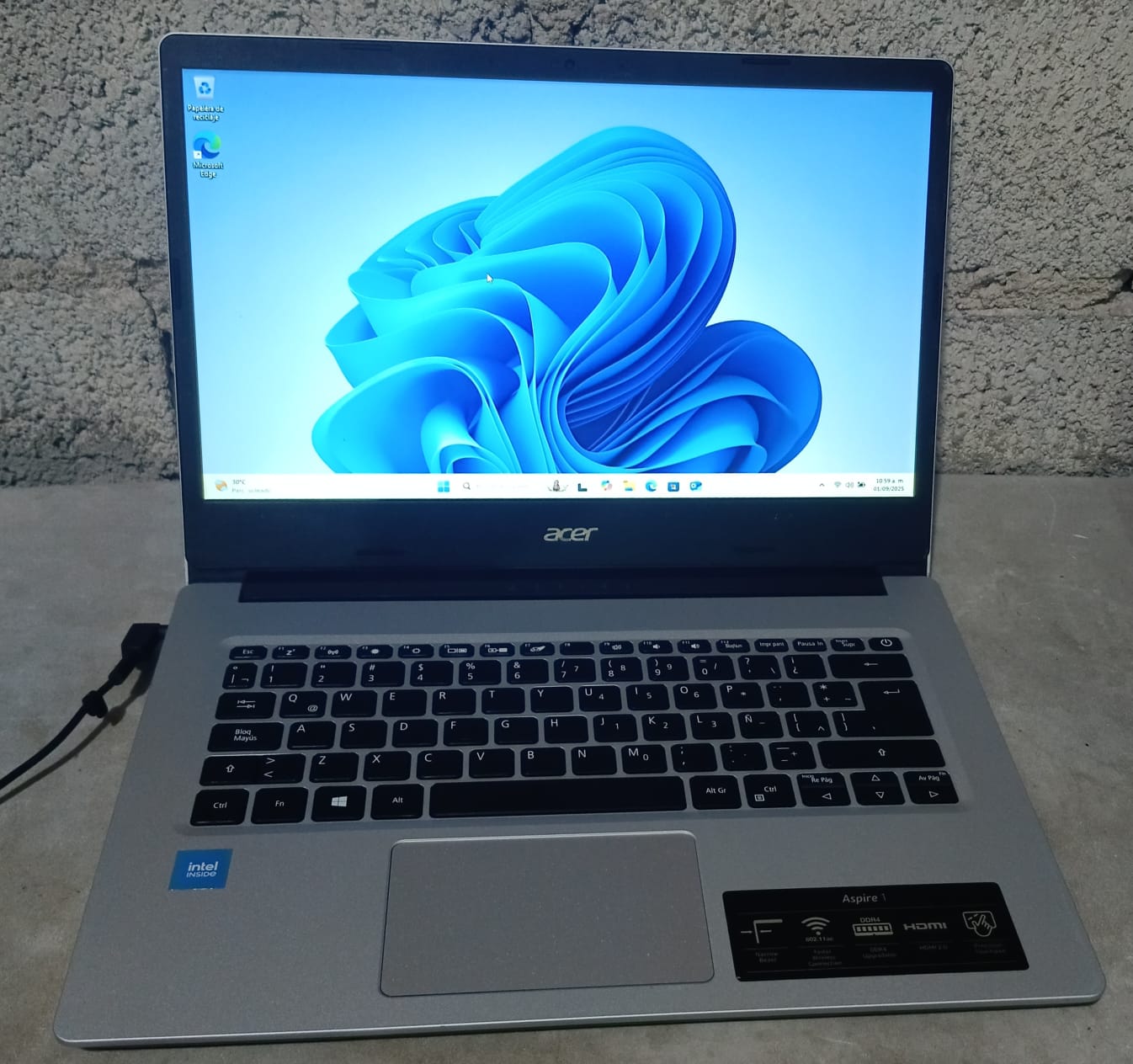 Laptop Acer aspire 1 80gb ssd 4ram intel inside detalle en camara, usada