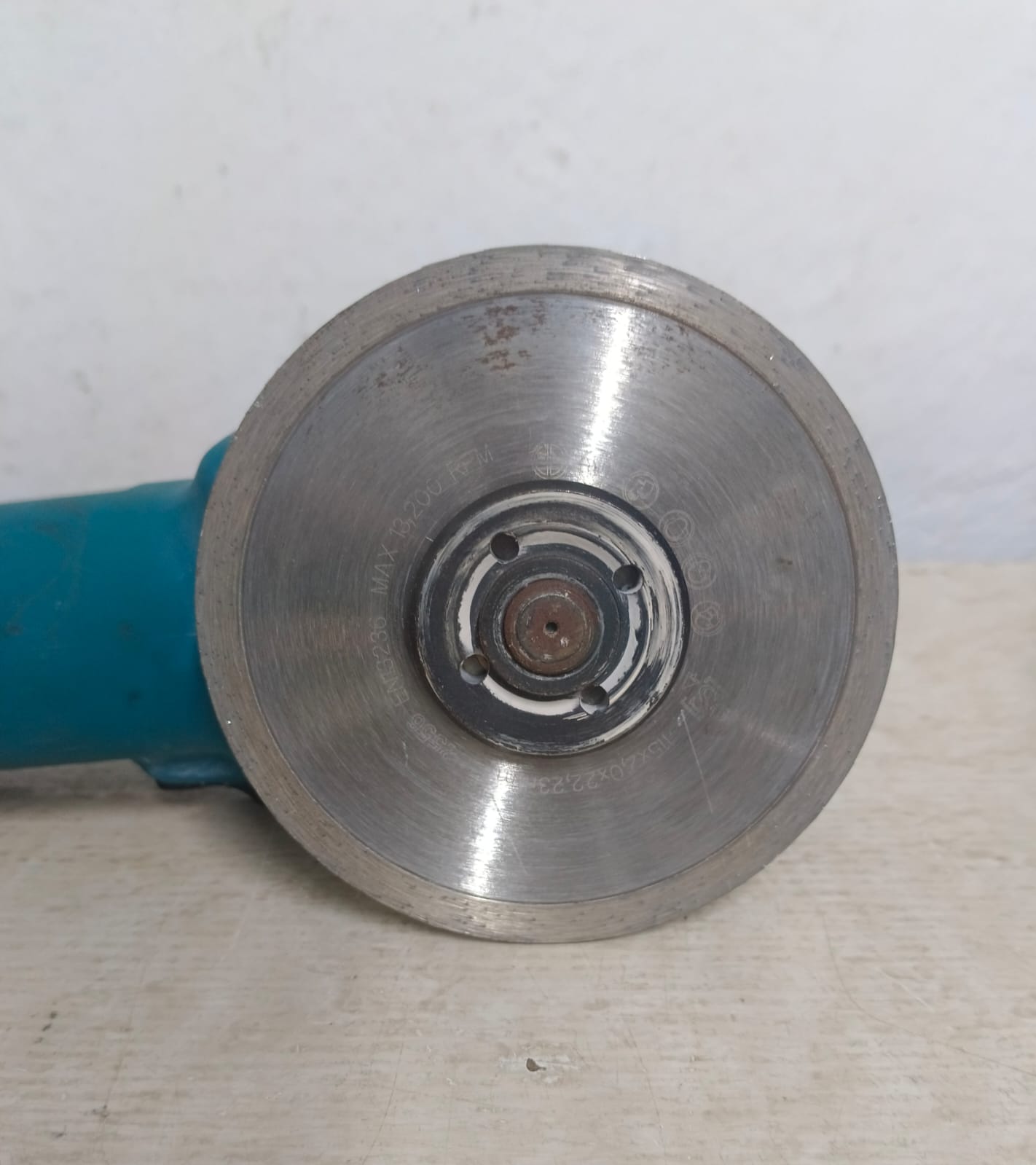 Mini Esmeril MAKITA 9557hn con disco, usado