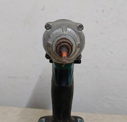 Atornillador inalambrico Makita dt02 con cargador, usado