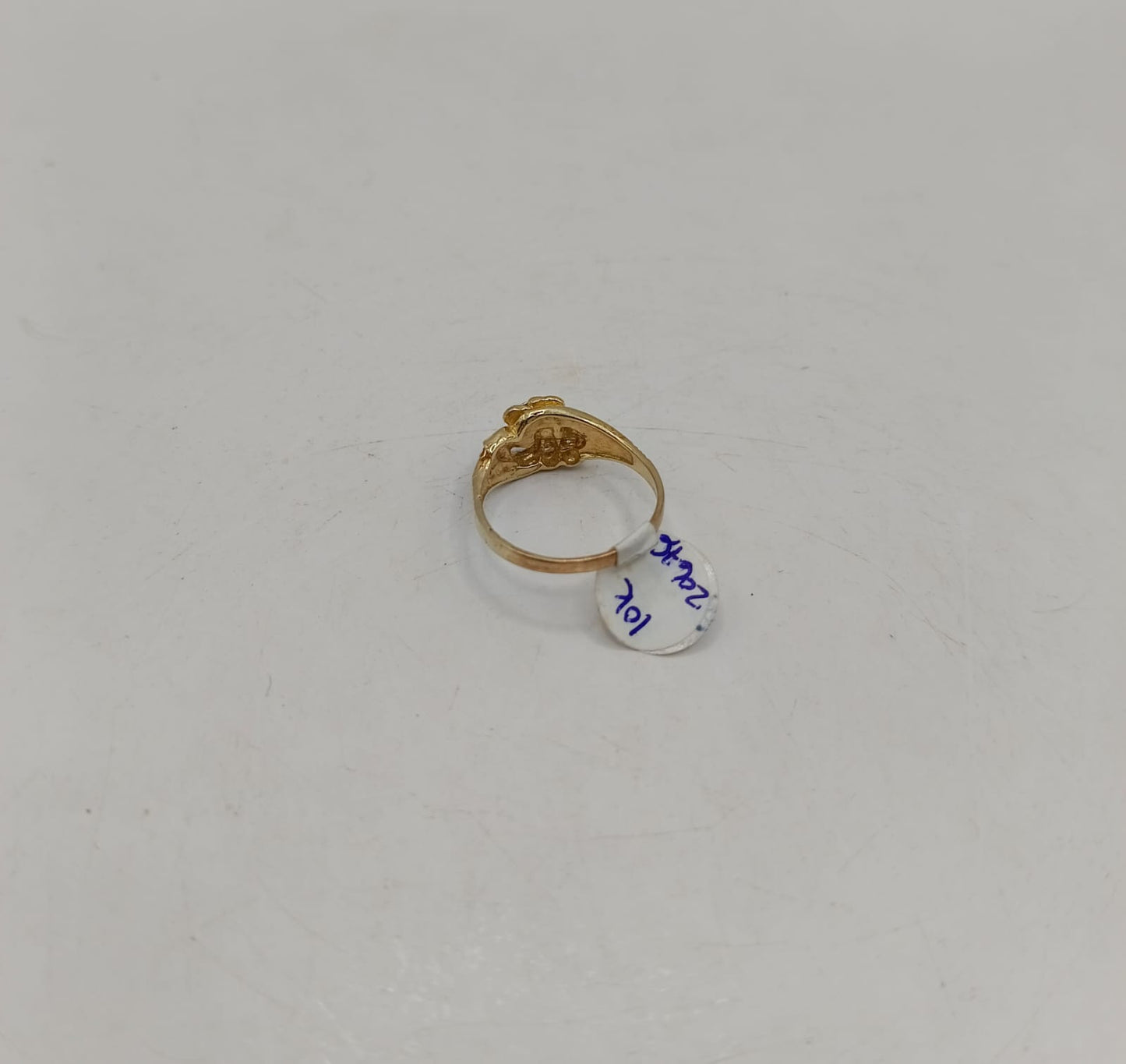 Anillo diseño de flor ORO 10k peso 2.4gr, usado