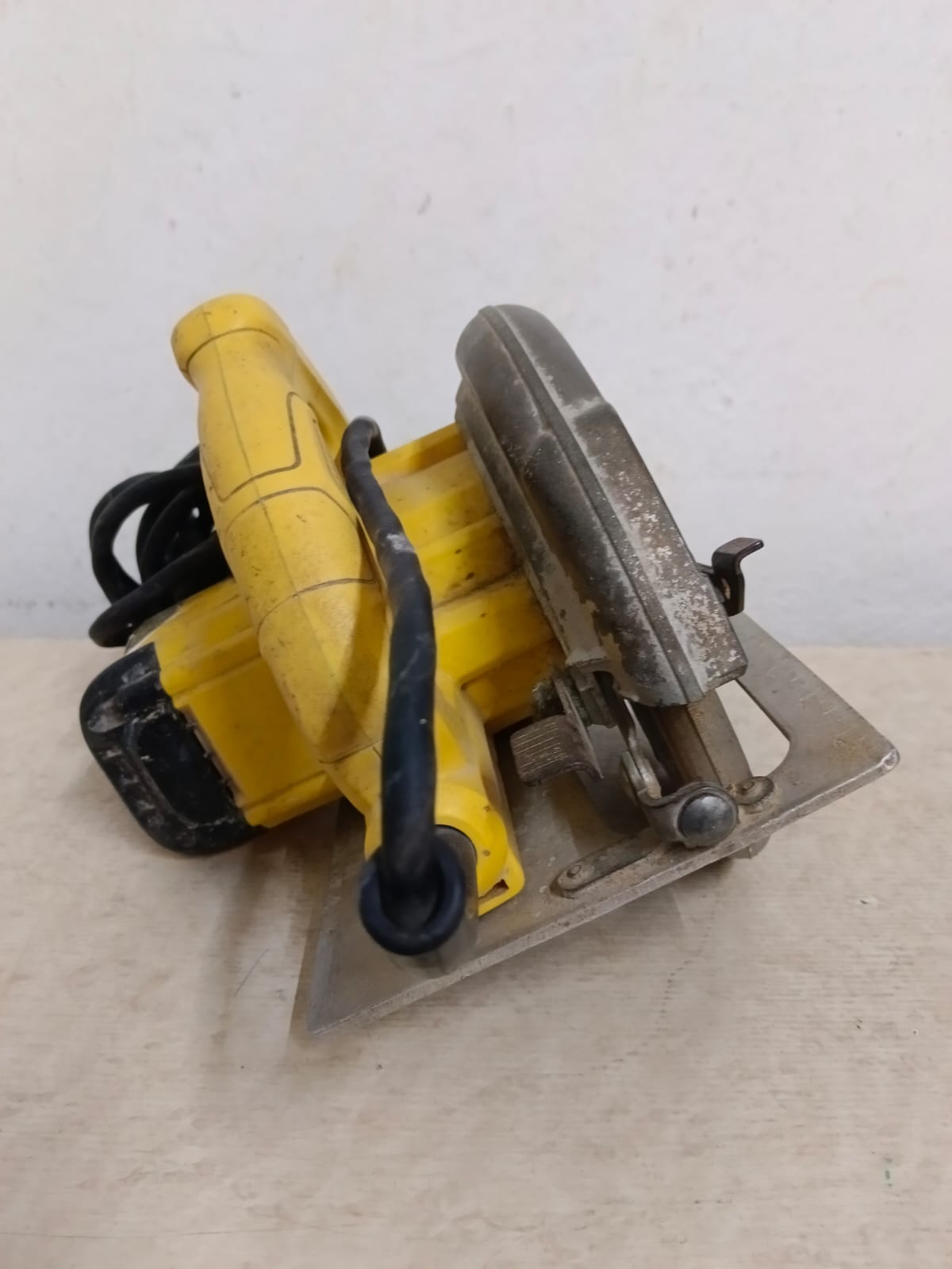 Sierra circular DEWALT dwe575-b3, usado