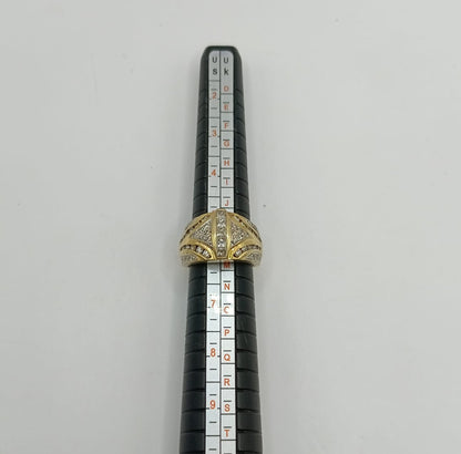 Anillo diseño especial con sinteticos ORO 18k peso 10.7gr, usado