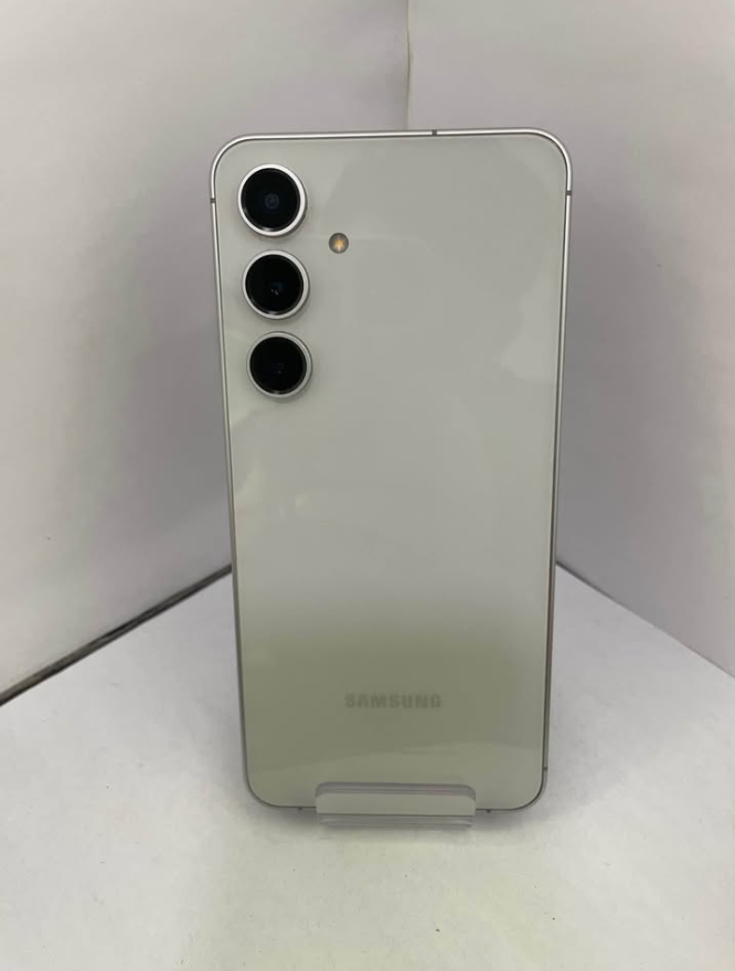 Samsung Galaxy S24 FE / 256 GB de almacenamiento |  8 GB de RAM- Usado