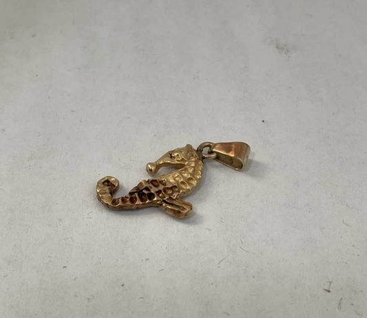 Dije de Oro 14K – Caballito de Mar | 2.7 g