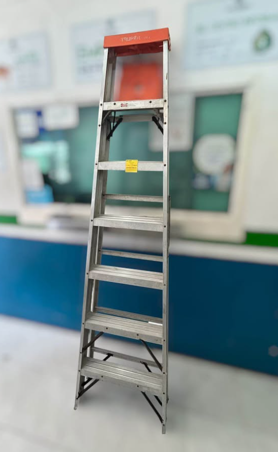 Escalera de Tijera Truper 6 peldaños-USADO
