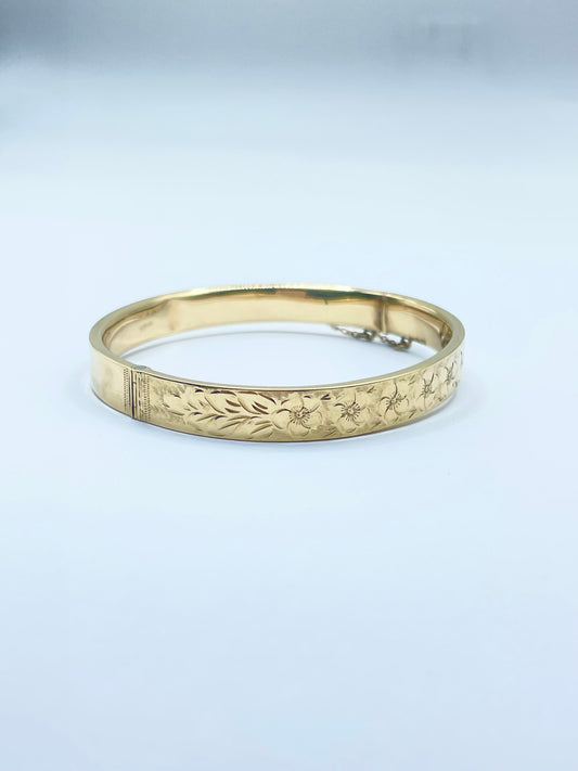 Brazalete Rígido de Oro de 8K con Grabado Floral