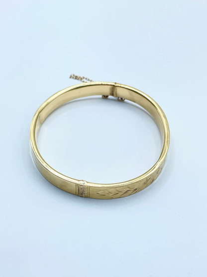 Brazalete Rígido de Oro de 8K con Grabado Floral