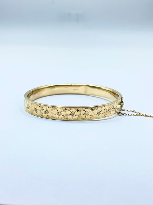 Brazalete Rígido de Oro de 8K con Grabado Floral
