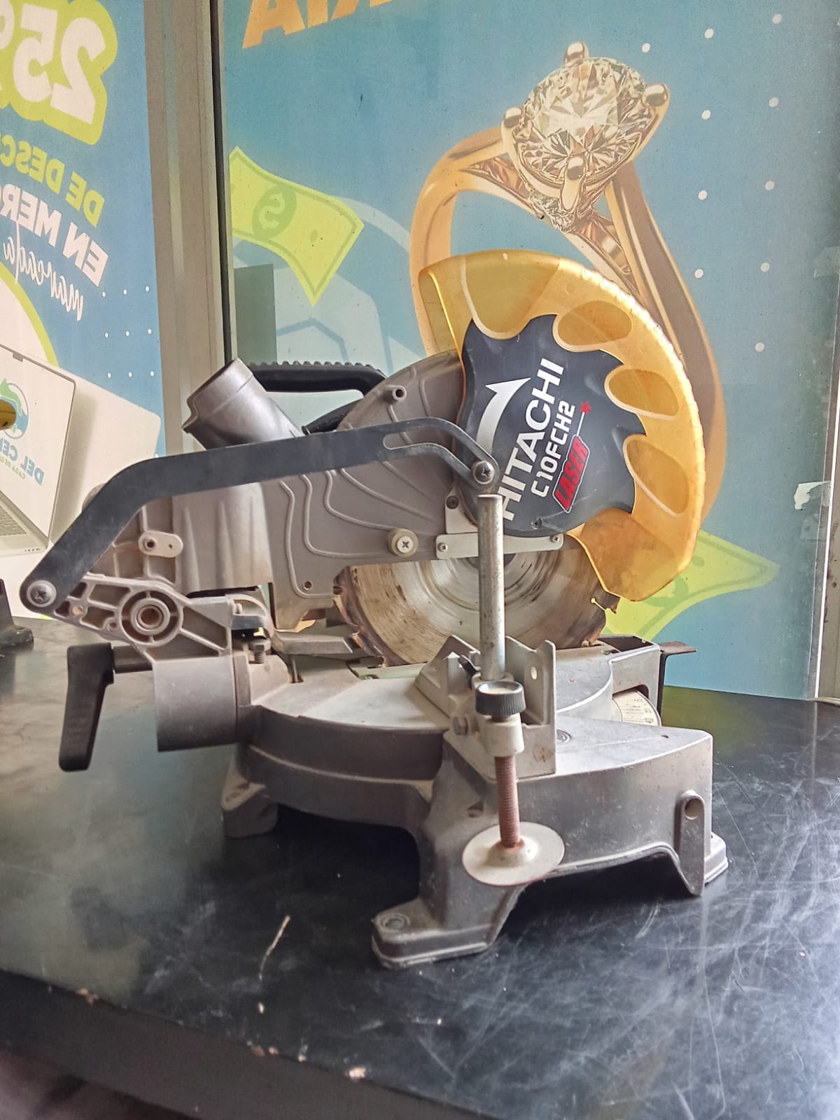 Sierra de inglete HITACHI-usada