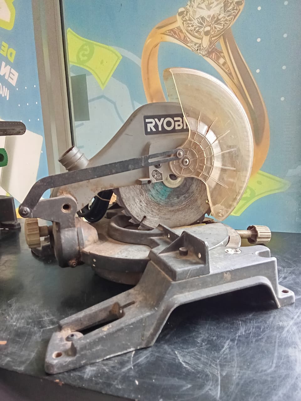 Sierra de inglete RYOBI-usada