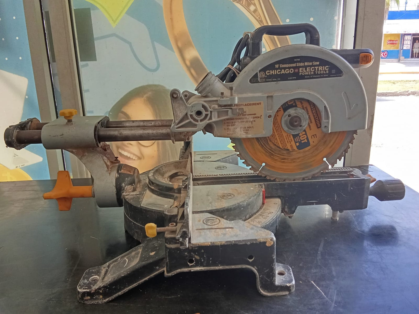 Sierra de inglete Chicago Electric-usado