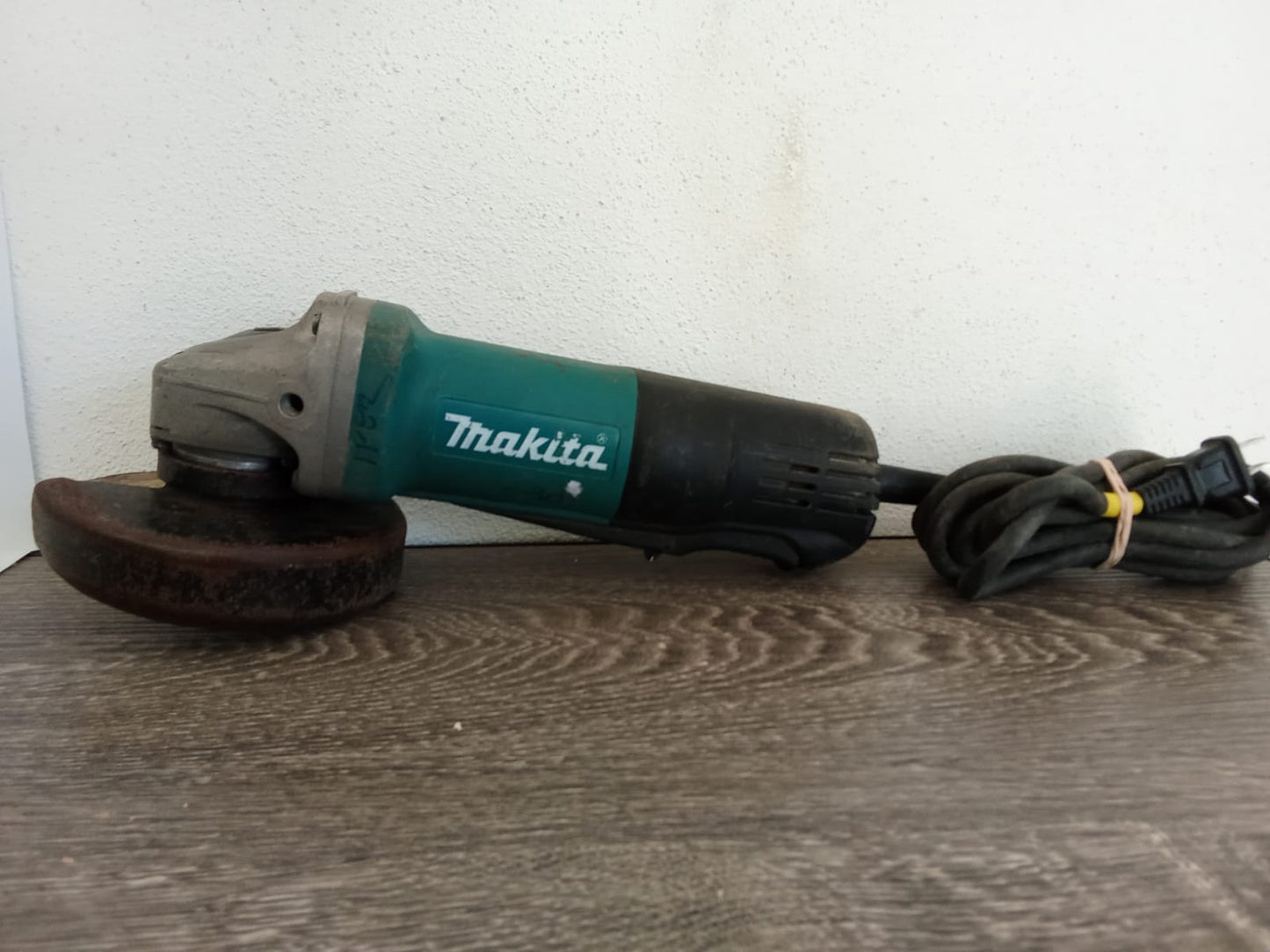 Esmeril makita-usado