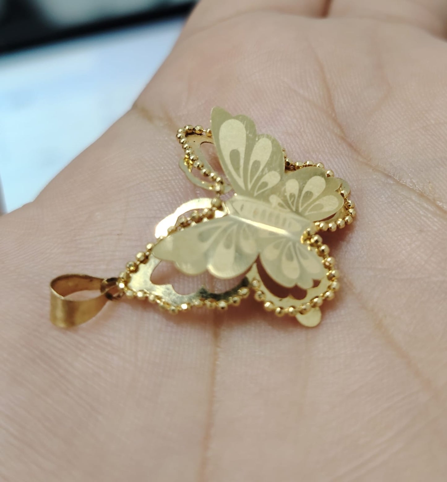 🦋 DIJE DE MARIPOSA EN ORO 18K – 1.3 GRAMOS ✨💛