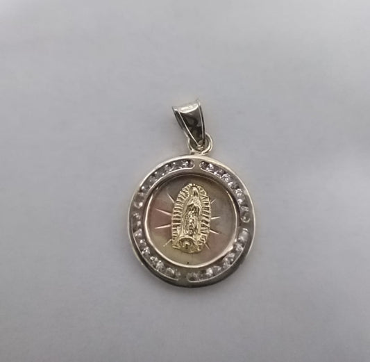 ⛪ DIJE RELIGIOSO VIRGEN DE GUADALUPE – 10K, 1.3 GRAMOS, CON PIEDRA DECORATIVA ✨💛