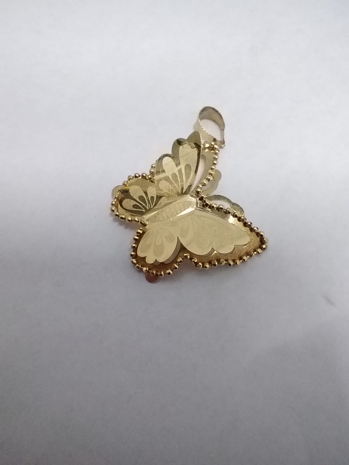 🦋 DIJE DE MARIPOSA EN ORO 18K – 1.3 GRAMOS ✨💛