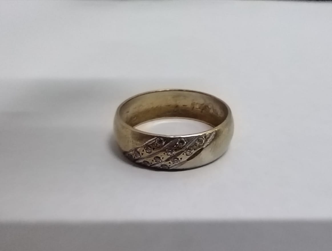 💍 ANILLO DE ORO 10K – 2.7 GRAMOS – DECORADO CON PIEDRAS (0.10g) – TALLA 15 ✨