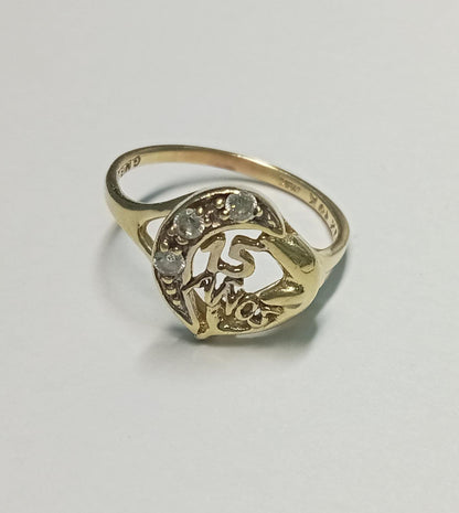 Anillo de 15 Años en Oro 10k con Corazón y Piedras Brillantes