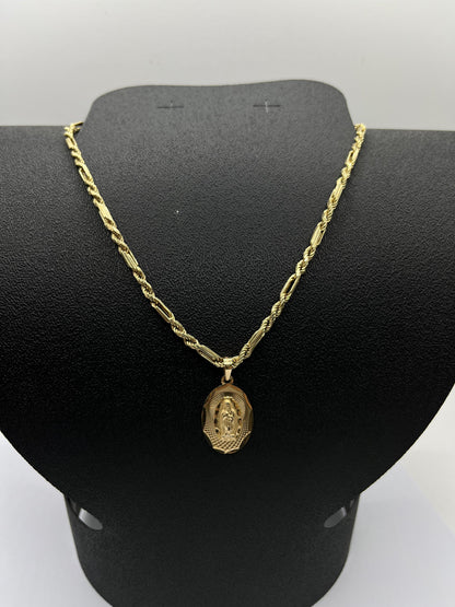Cadena de Oro Estilo Torsal Figaro con Dije de Virgen — 19.3 g | 10k | 30 cm (abrochada)
