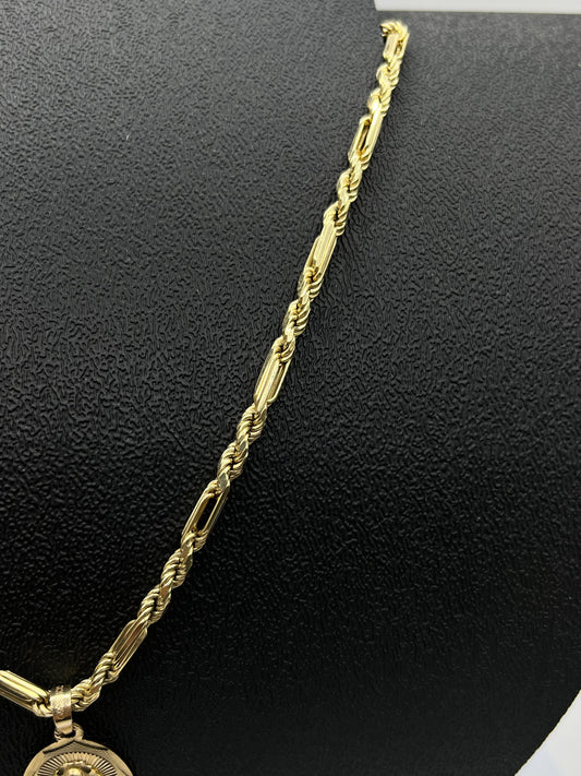 Cadena de Oro Estilo Torsal Figaro con Dije de Virgen — 19.3 g | 10k | 30 cm (abrochada)