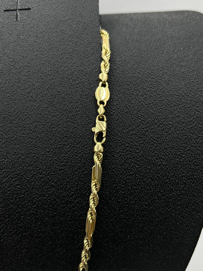 Cadena de Oro Estilo Torsal Figaro con Dije de Virgen — 19.3 g | 10k | 30 cm (abrochada)