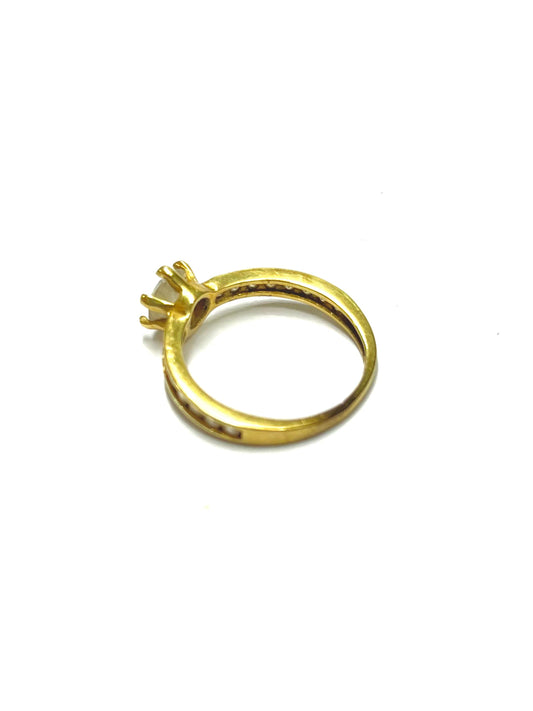 Anillo de Oro Solitario con Piedras Alrededor — 10k | 2.3gr | #7.5