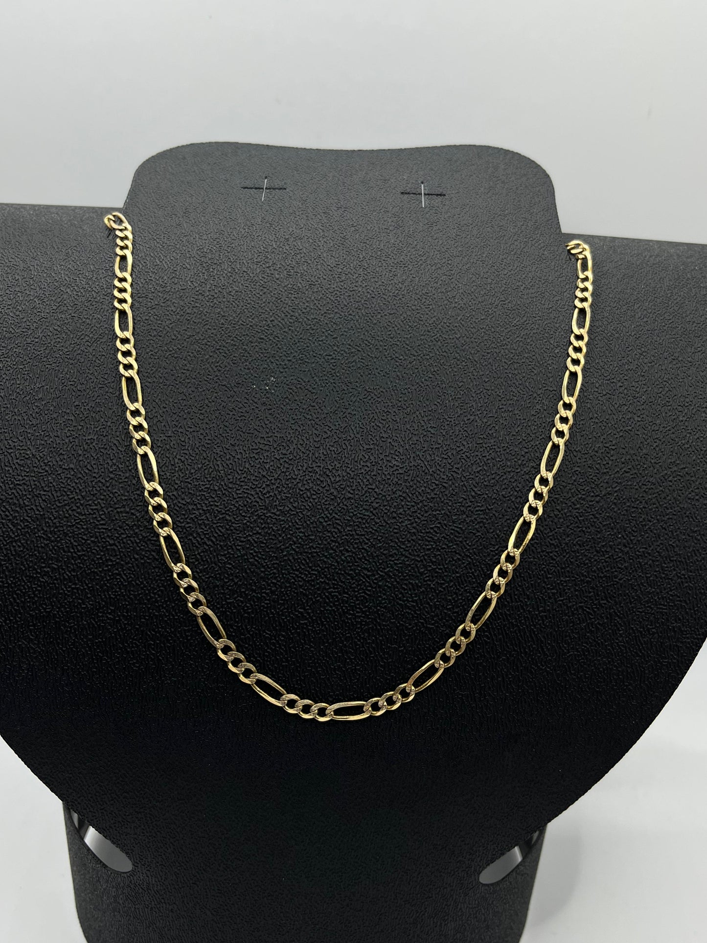 Cadena de Oro Figaro — 10k | 11.5r | 28cm (abrochada)