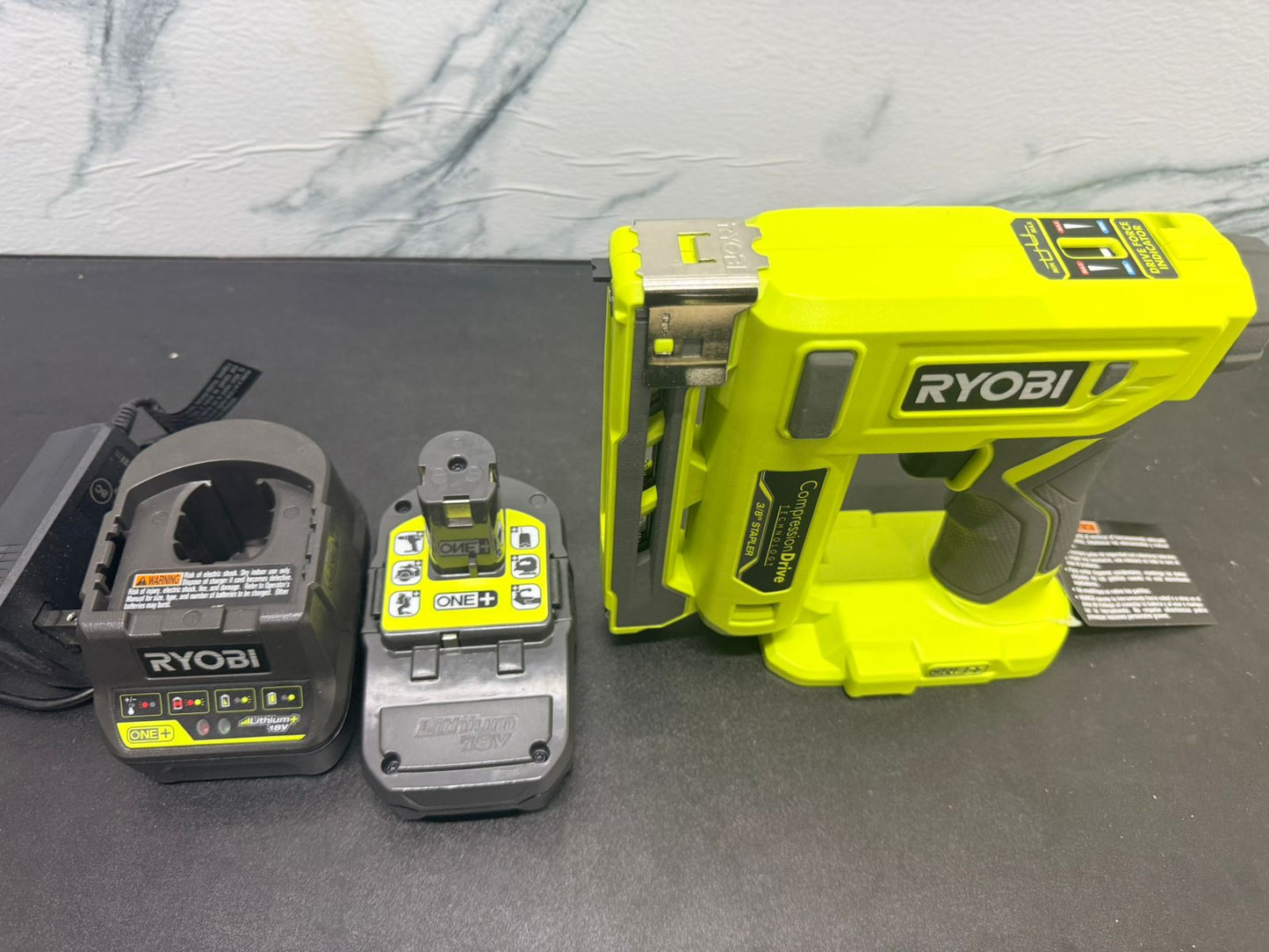 🔧📌Pistola de Grapa con Cargador Ryobi 📌🔧