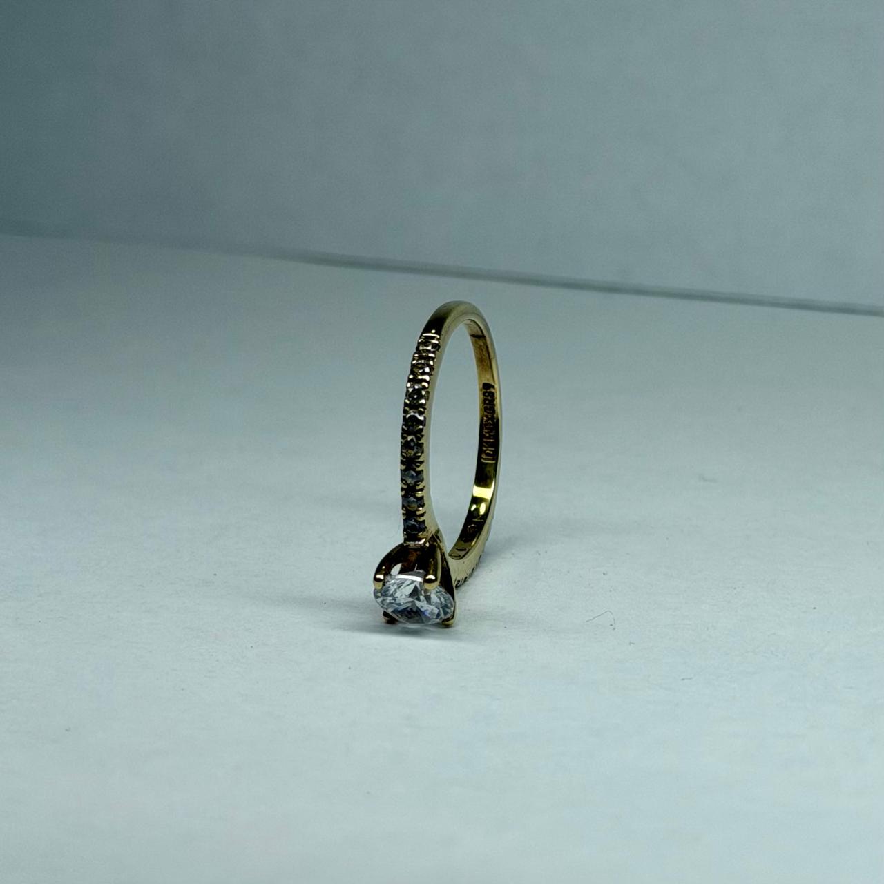 💎 Anillo de Oro 10K con Piedra Incrustada 💎