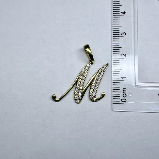 🌟💛 Dije de Letra M en Oro de 10K con Piedras Sintéticas | 1.4 gr 💛🌟