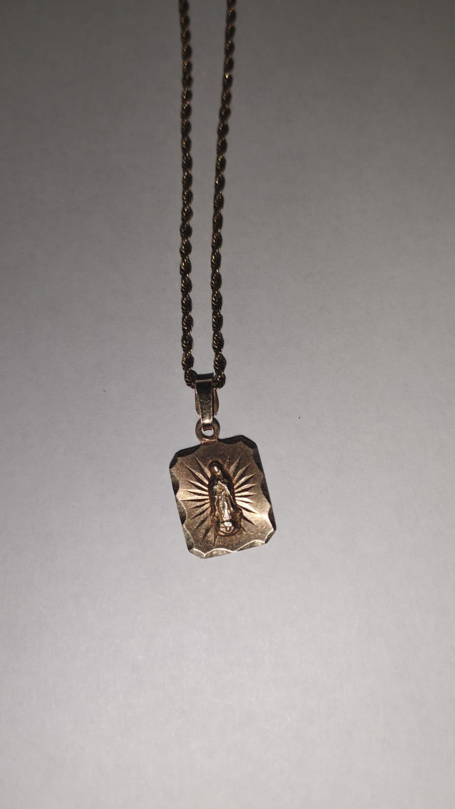💎✨ CADENA TIPO TORSAL CON DIJE CUADRADO DE LA VIRGEN DE GUADALUPE EN ORO 10KT ✨💎