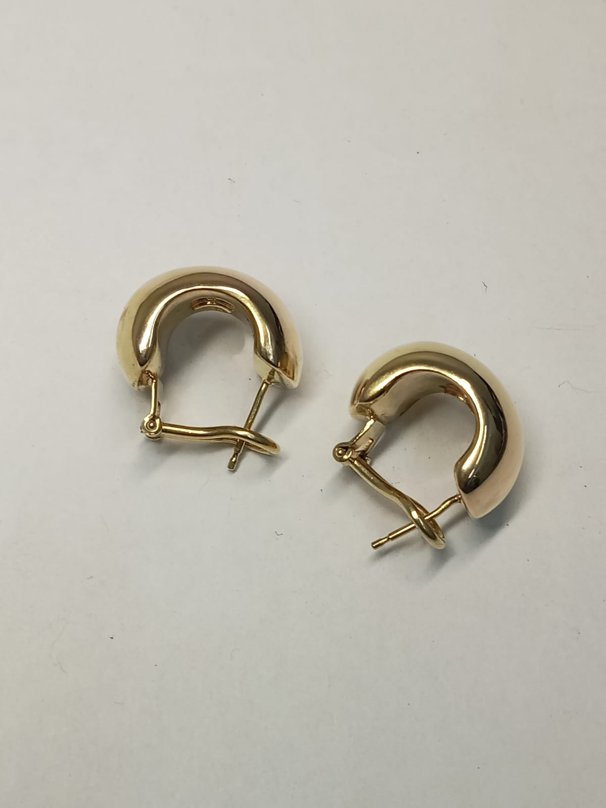 Par de Aretes Lisos en Oro 10K con Cierre de Presión – 5.4g