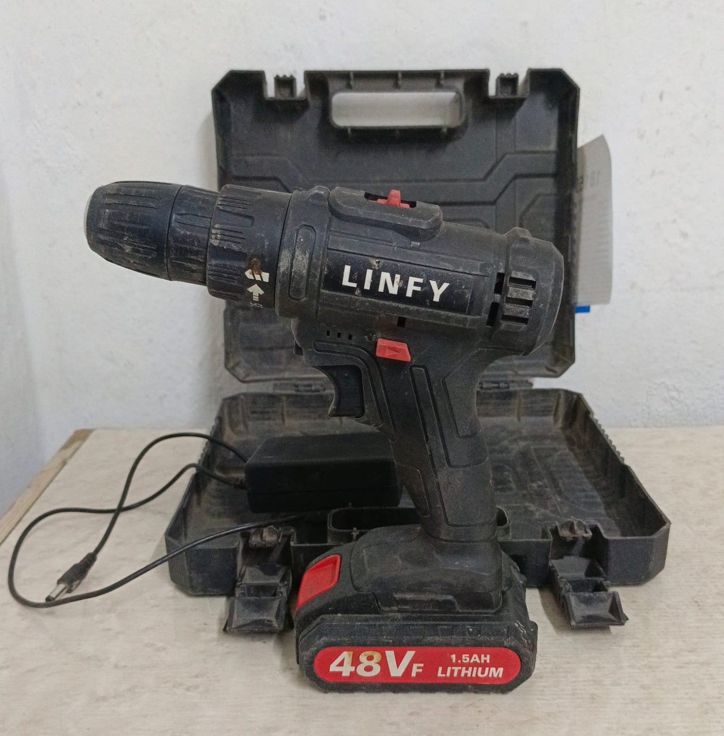 Atornillador Linfy lithium rechargeable, con pila y cargador en estuche, usado