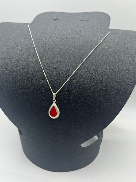 Cadena  tejido torzal y dije gota con sintetico rojo 3.4 grs 25 cm baño de plata