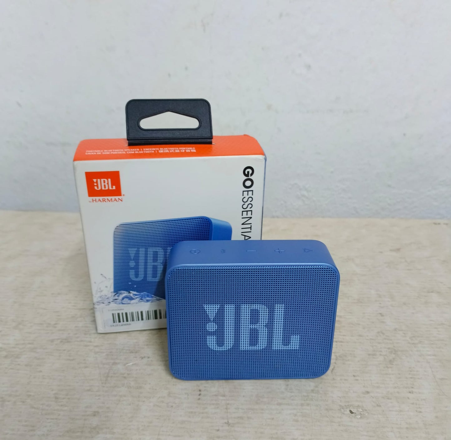 Bocina recargable JBL go esential, usado