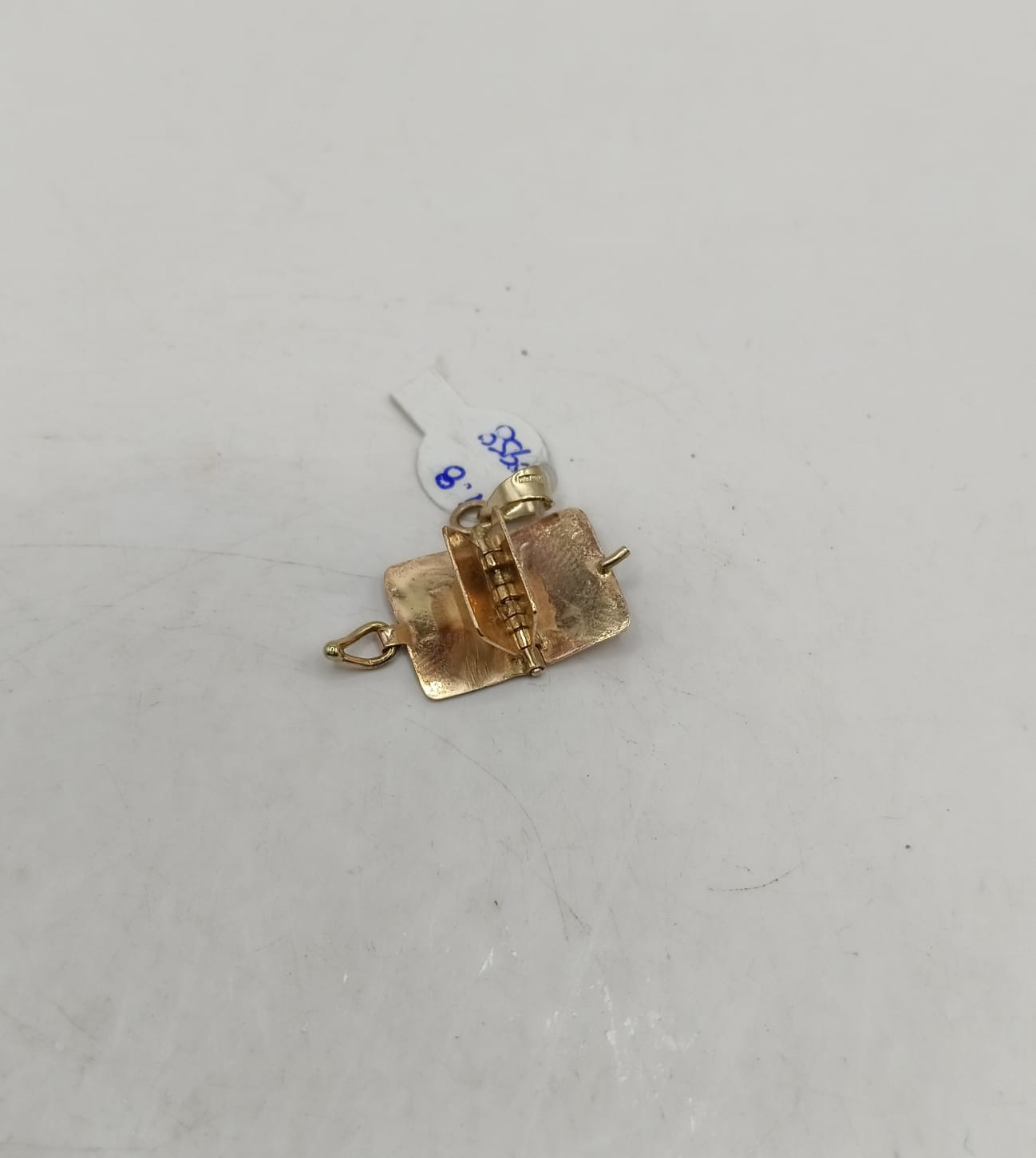 Dije de libro ORO 10k peso 1.8gr, usado