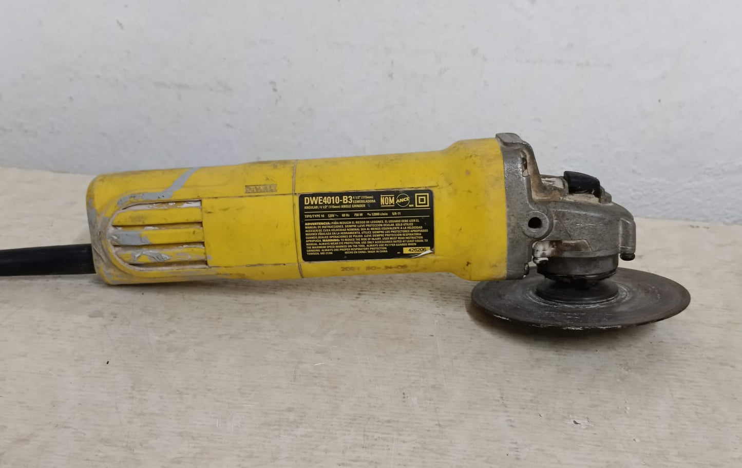 Mini esmeril DEWALT dwe4010-b3 con disco, usado