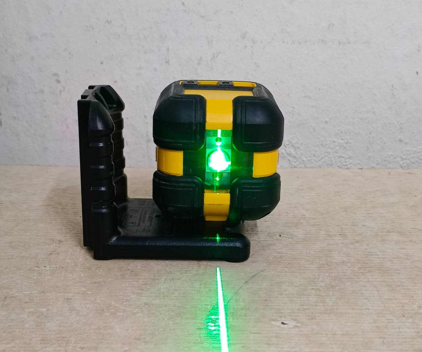 Nivel laser verde DEWALT DW08802CG, usado