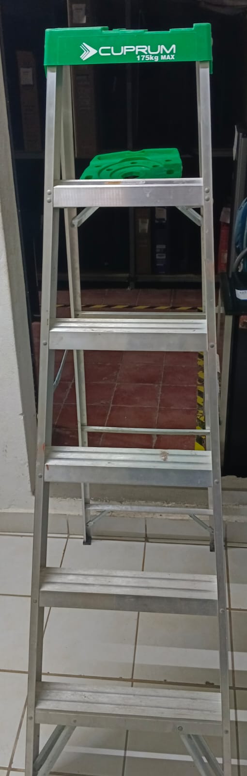 Escalera 6 peldaños CUPRUM, usado