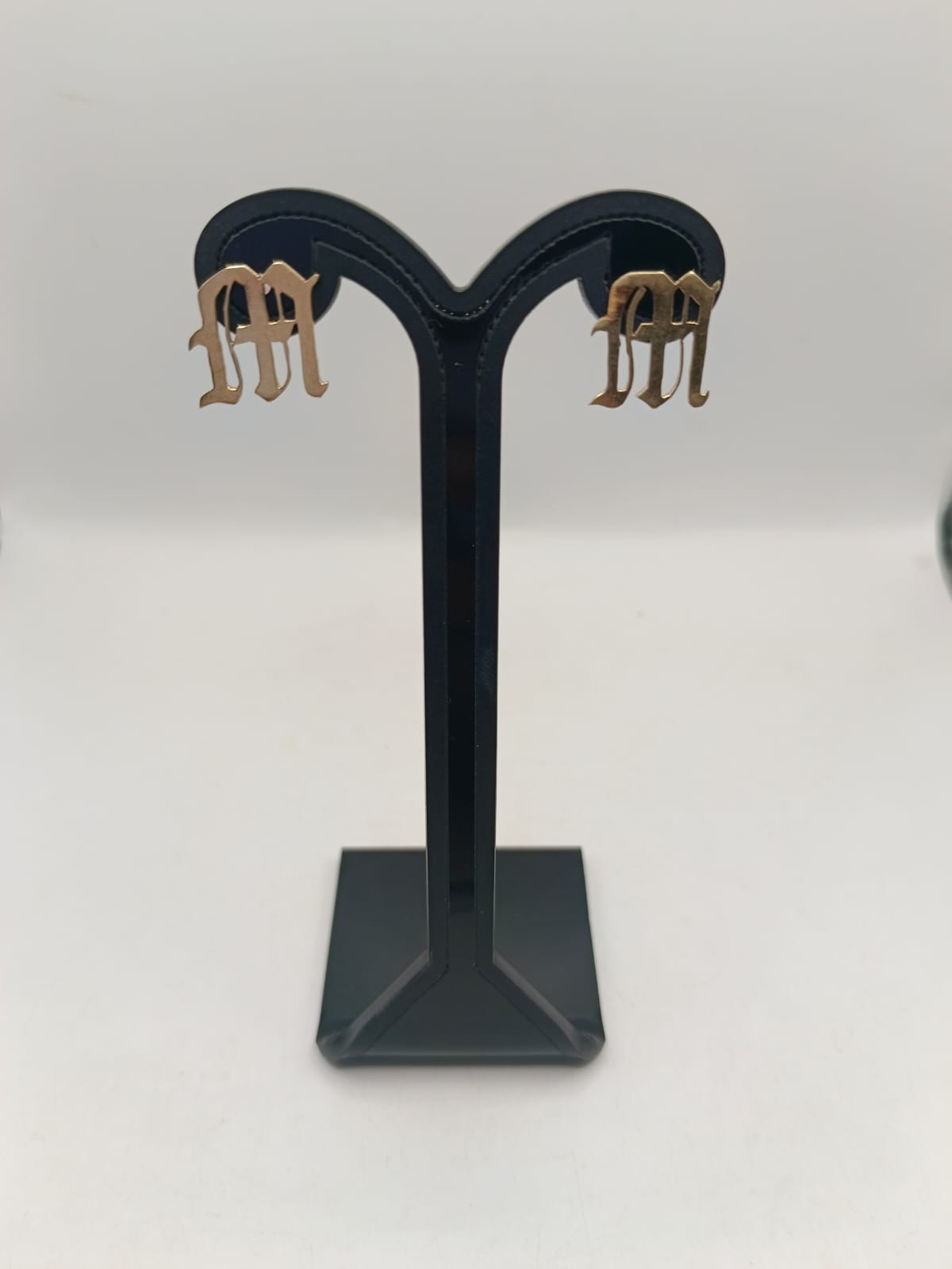Aretes letra "m" ORO 8k peso 2.2gr, usado