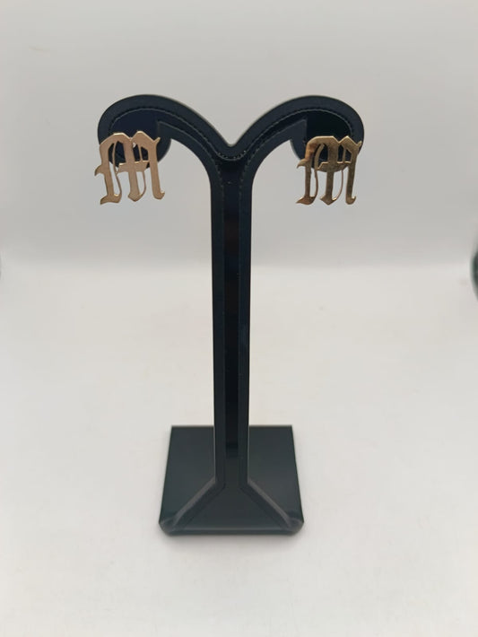 Aretes letra "m" ORO 8k peso 2.2gr, usado
