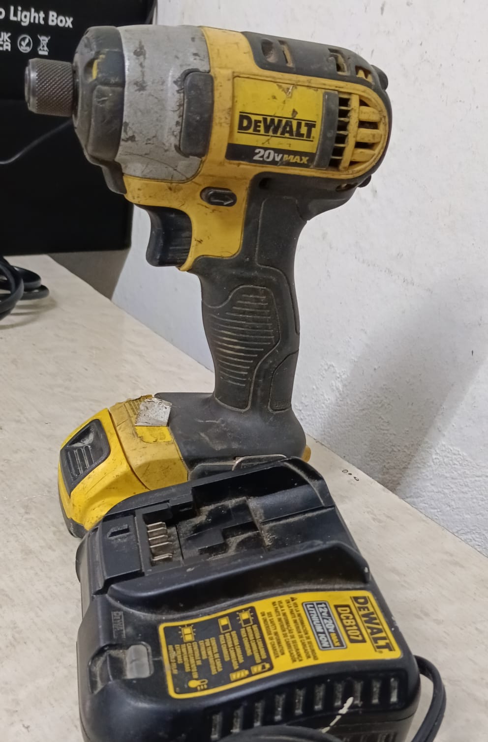 Atornillador Dewalt dfc885 Inalambrico con cargador, usado