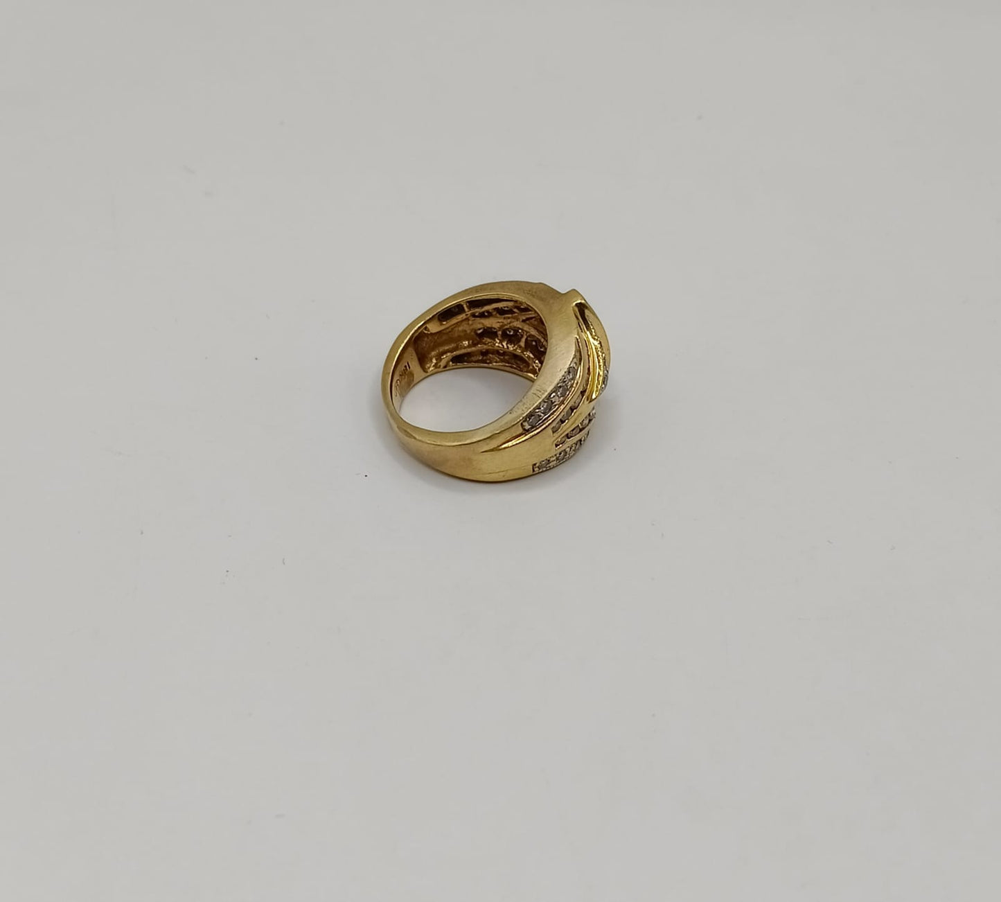 Anillo diseño especial con sinteticos ORO 18k peso 10.7gr, usado