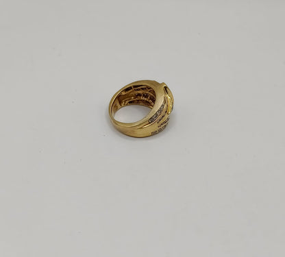 Anillo diseño especial con sinteticos ORO 18k peso 10.7gr, usado