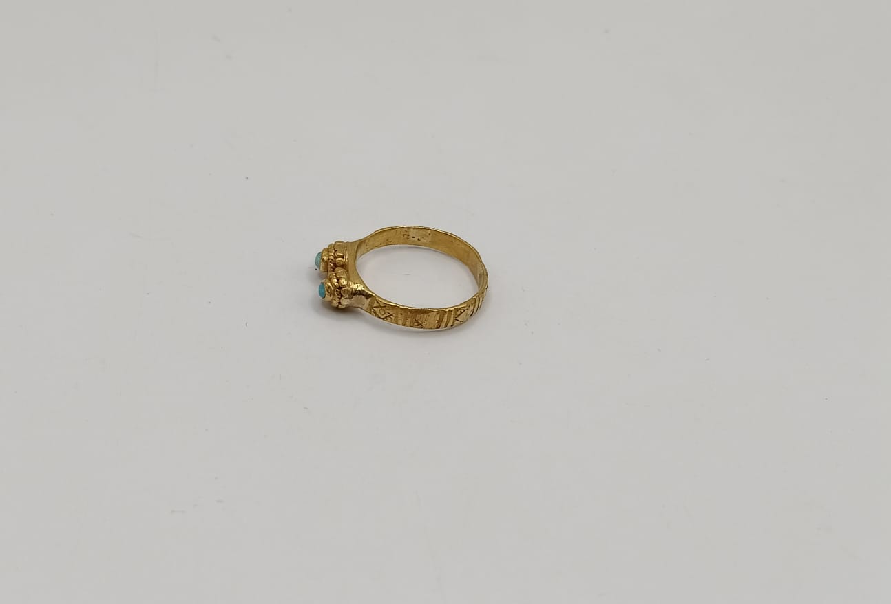 Anillo con dos piedras azules ORO 18k peso 3.7gr, usado