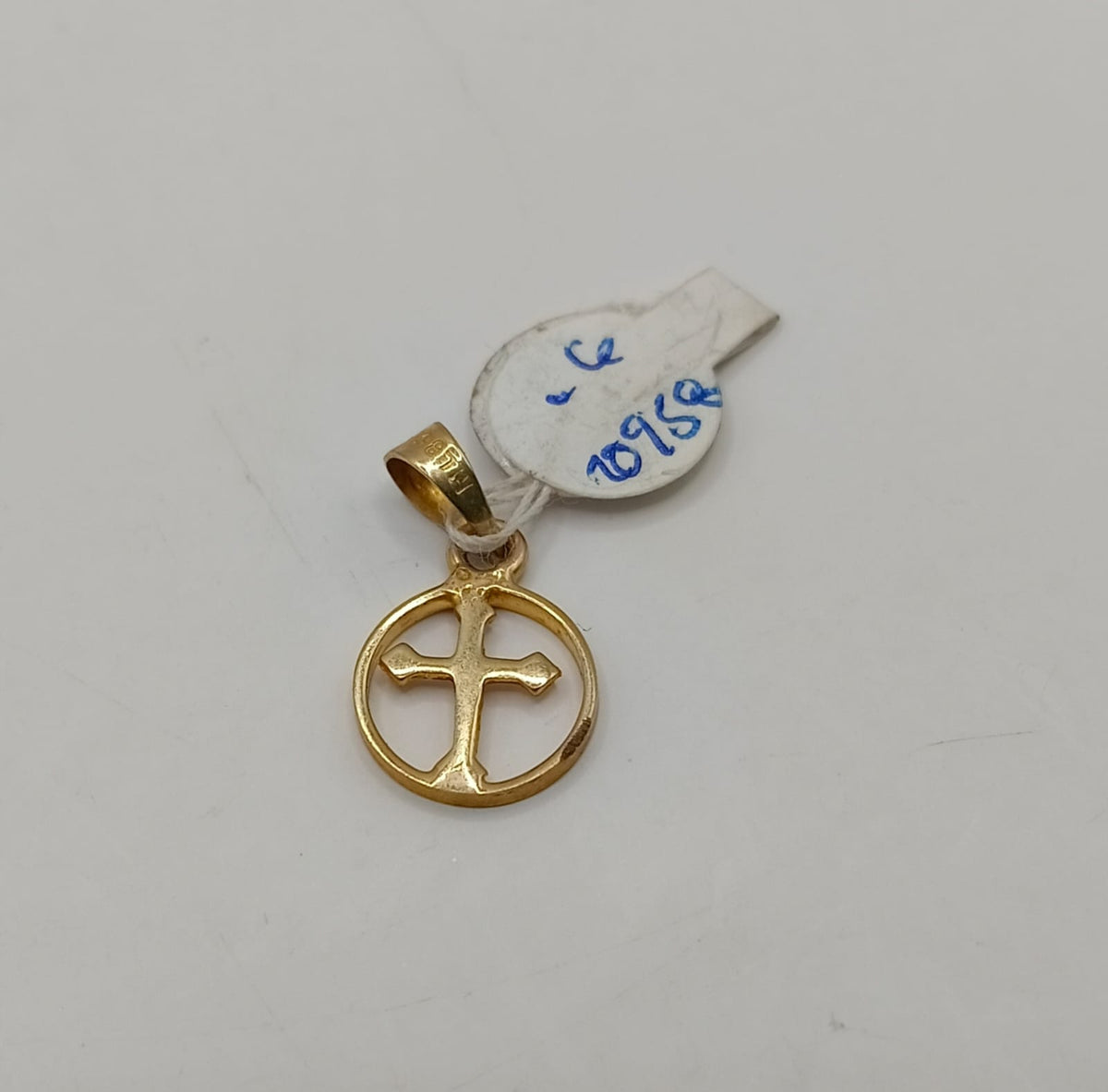 Dije de cruz en circulo ORO 10K peso .6gr