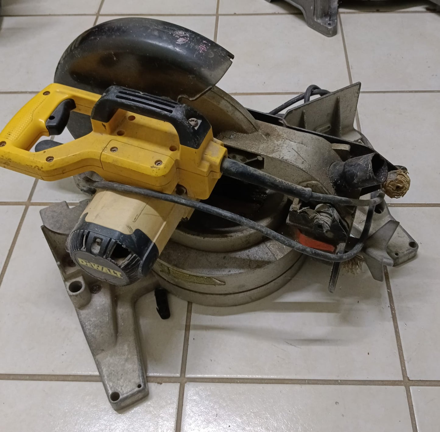 Sierra Ingletadora DEWALT dw713, usado