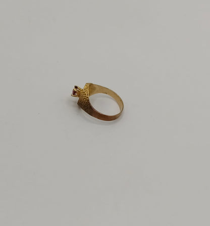 Anillo sintetico rojo ORO 10k peso 1.3gr, usado