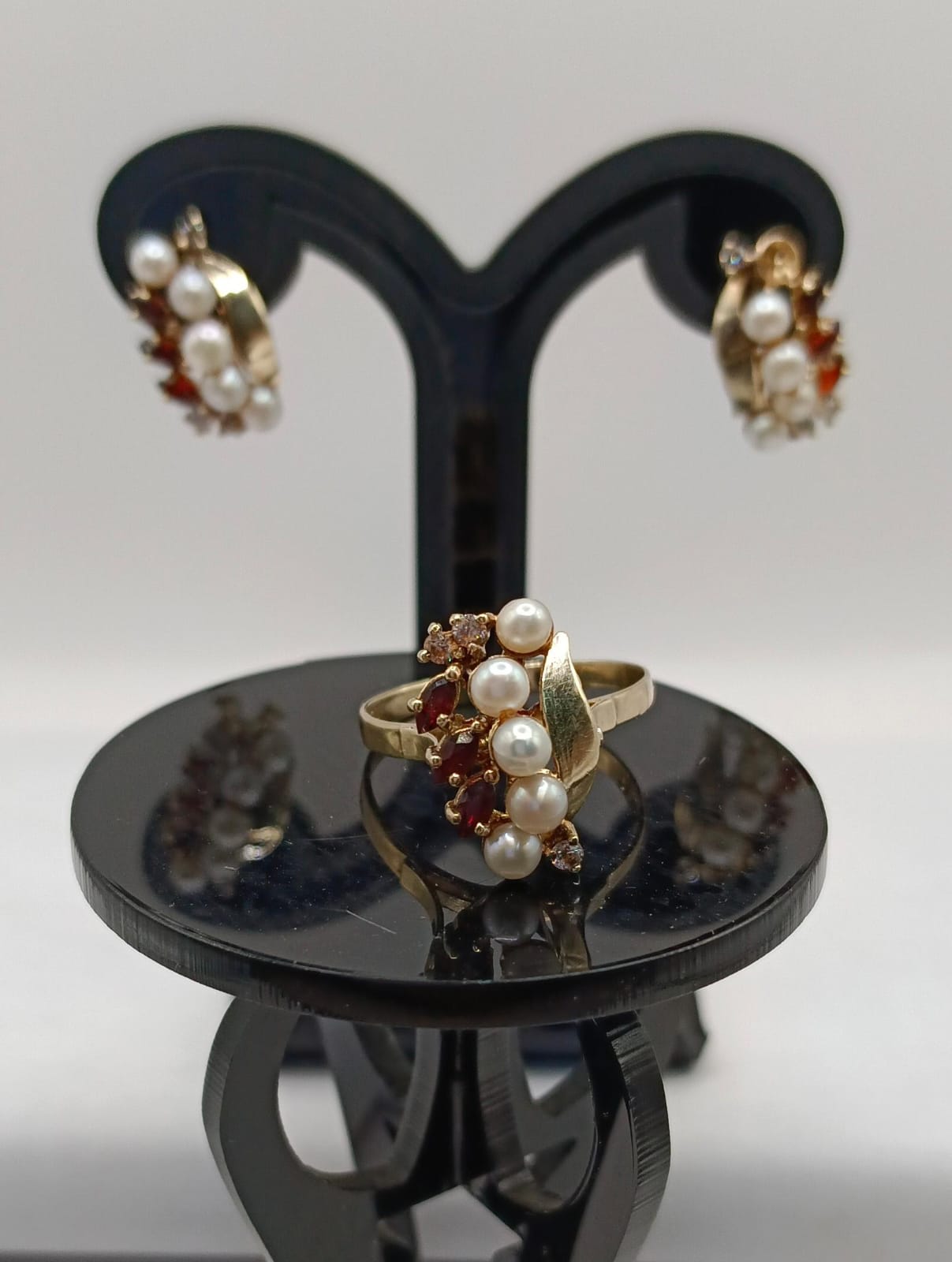 Juego de anillo y aretes con perlas y sirconias ORO 10k peso 6.6gr, usado