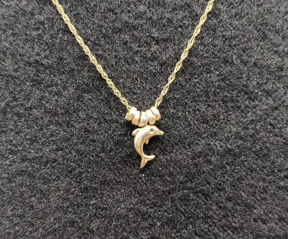 Cadena con dije de delfin ORO 10k peso 1.4gr, usado