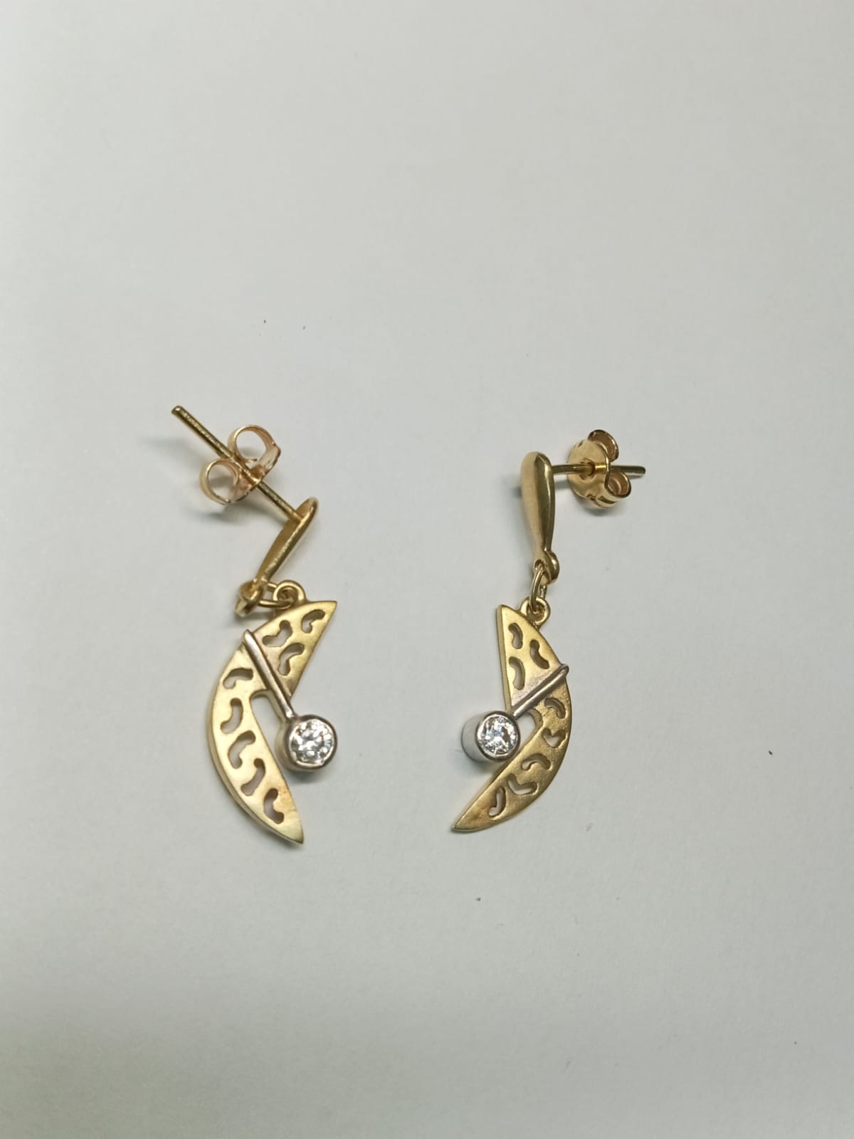 Par de Aretes de Oro Diseño Colgante Luna con Piedra Sintética – Delicadeza y Estilo